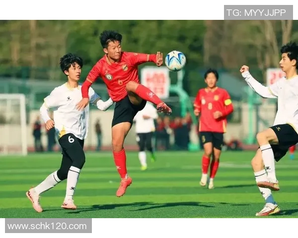 雨中驰骋的足球巨星展现坚毅拼搏精神与绿茵场浪漫风采