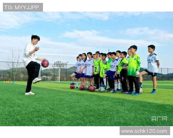 绿茵巨星静心翻阅晨报展现球场外别样风采